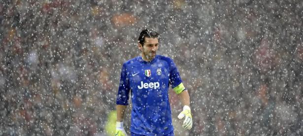 开云体育-赛道上的红色闪电，阿隆索驾驭阿斯顿马丁力克梅赛德斯，统治全场