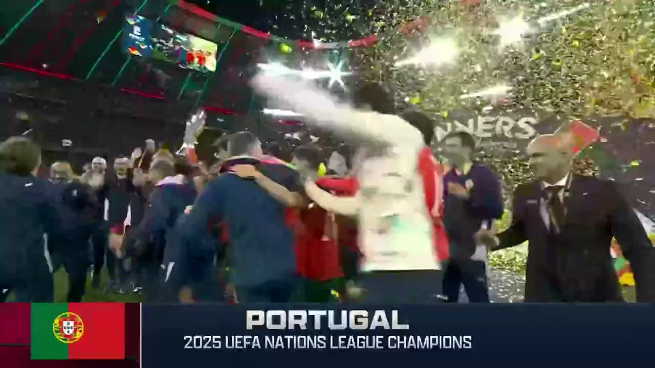 庆祝冠军产生,球迷狂欢现场的简单介绍 庆祝冠军产生,球迷狂欢现场的简单介绍