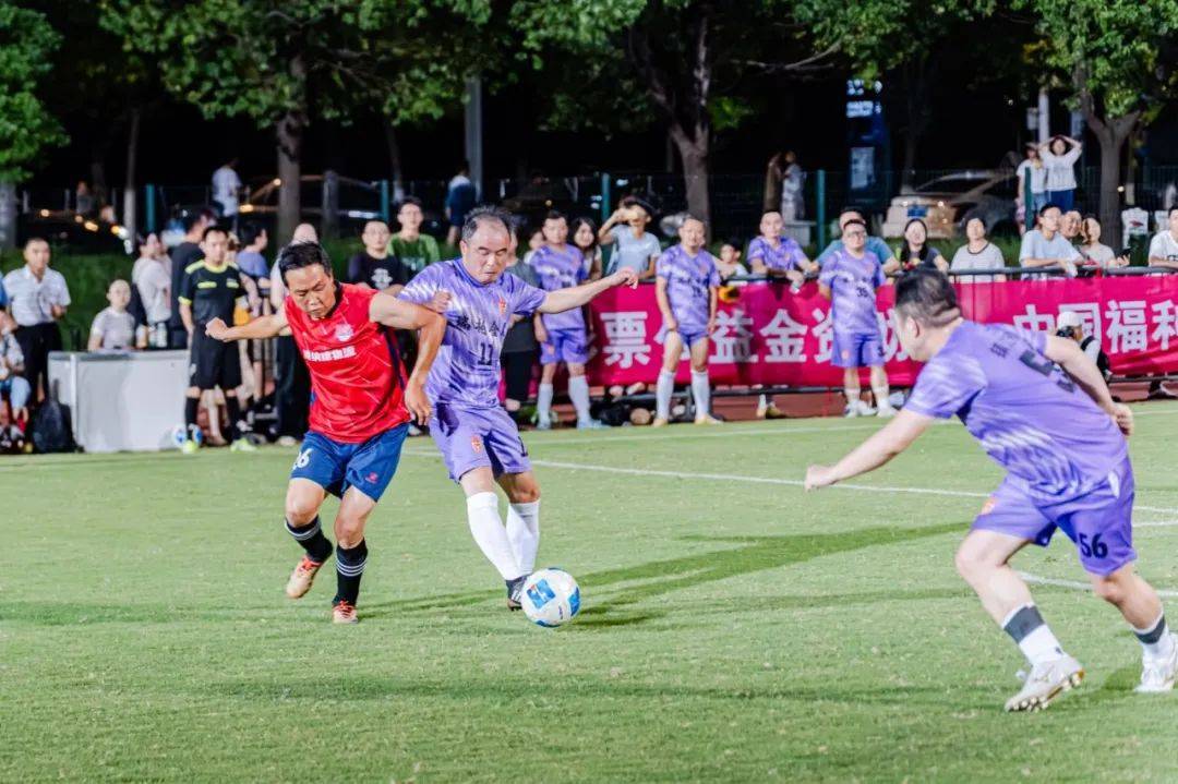 足球赛精彩连连，引发全民热议的简单介绍