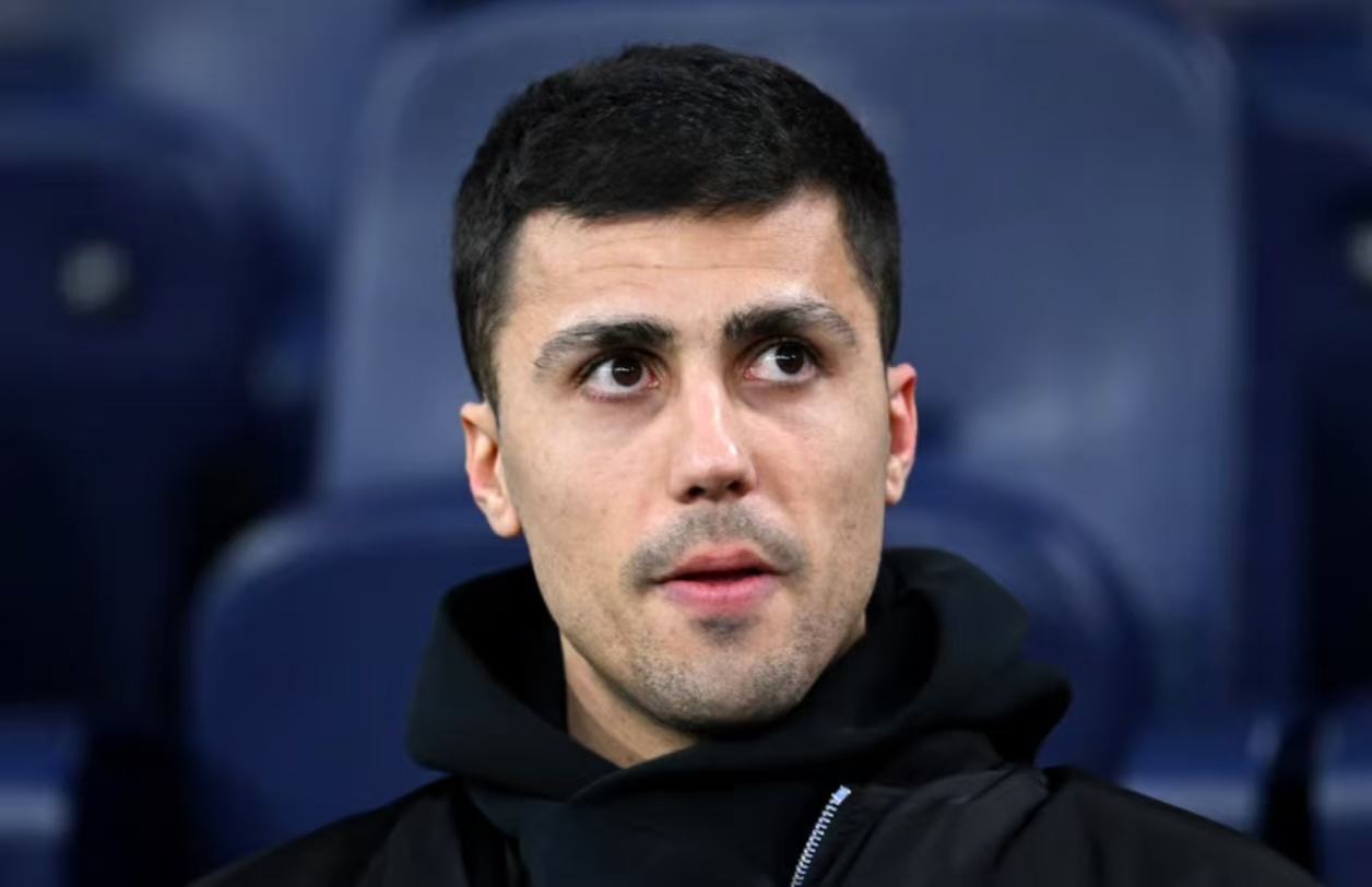 关于曼城中场费尔南迪尼奥完成手术，伤情不乐观的信息