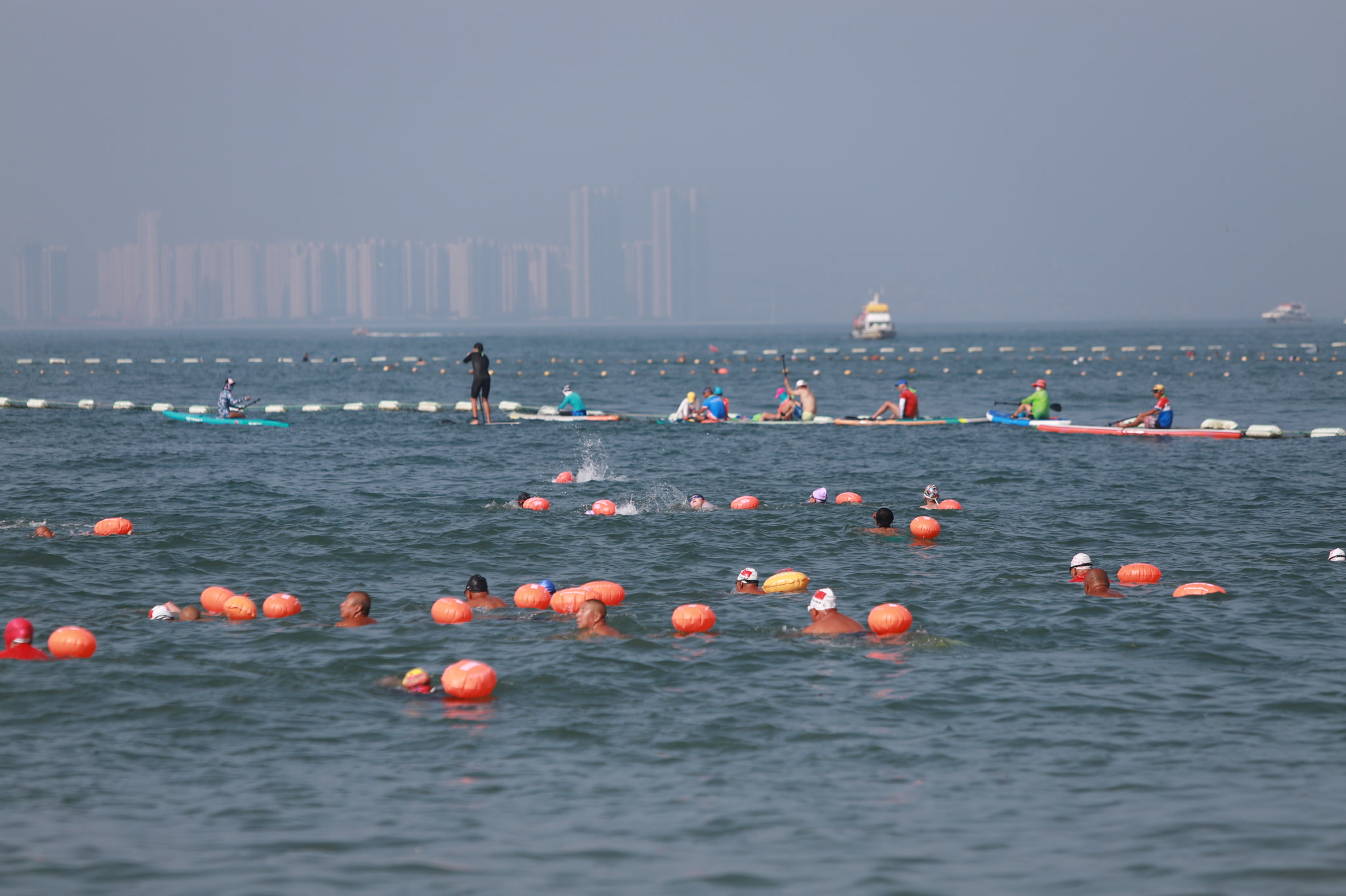 竞技场上波澜壮阔，选手展现技艺