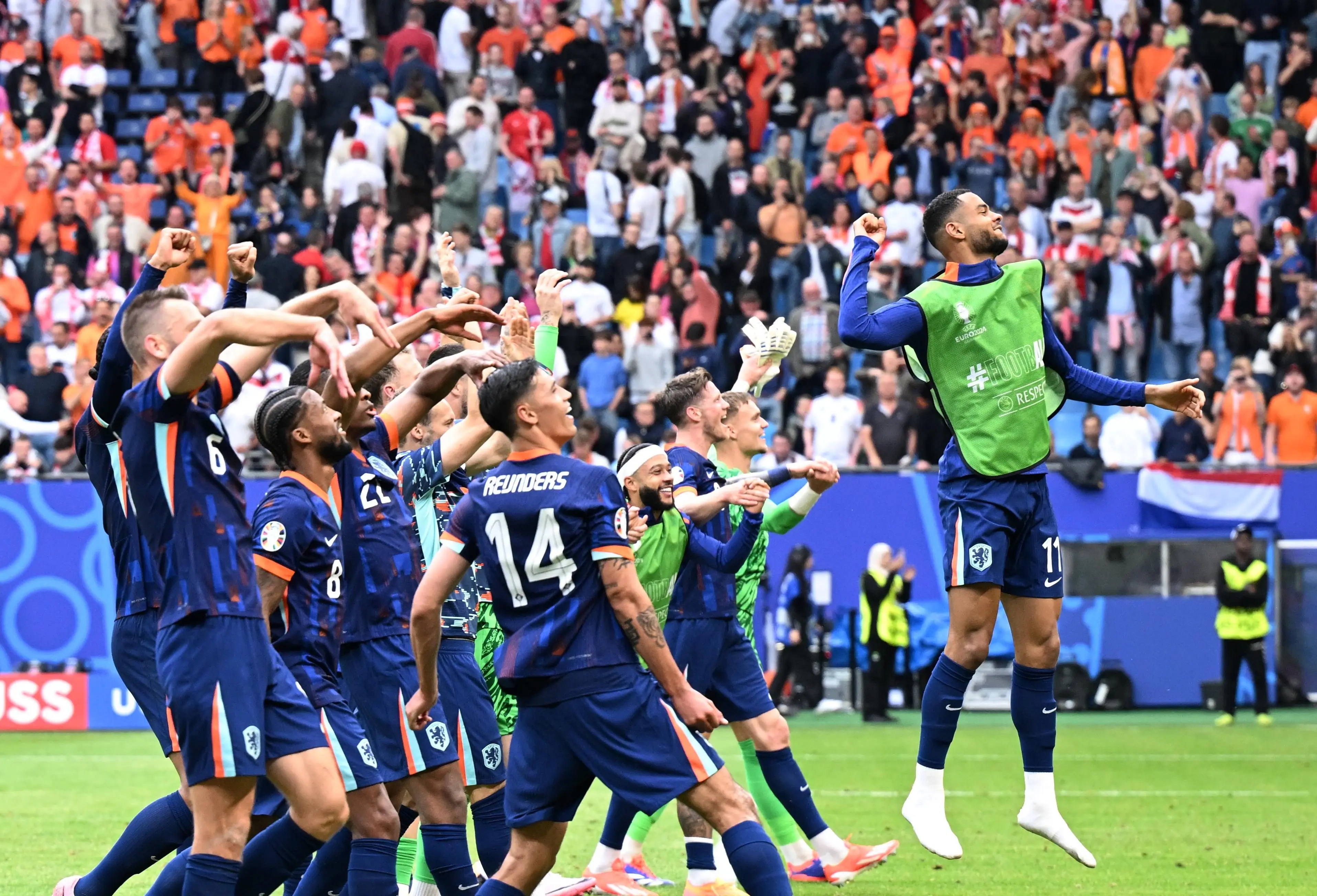 包含欧洲足球赛事热火朝天，喜怒哀乐尽显球场的词条