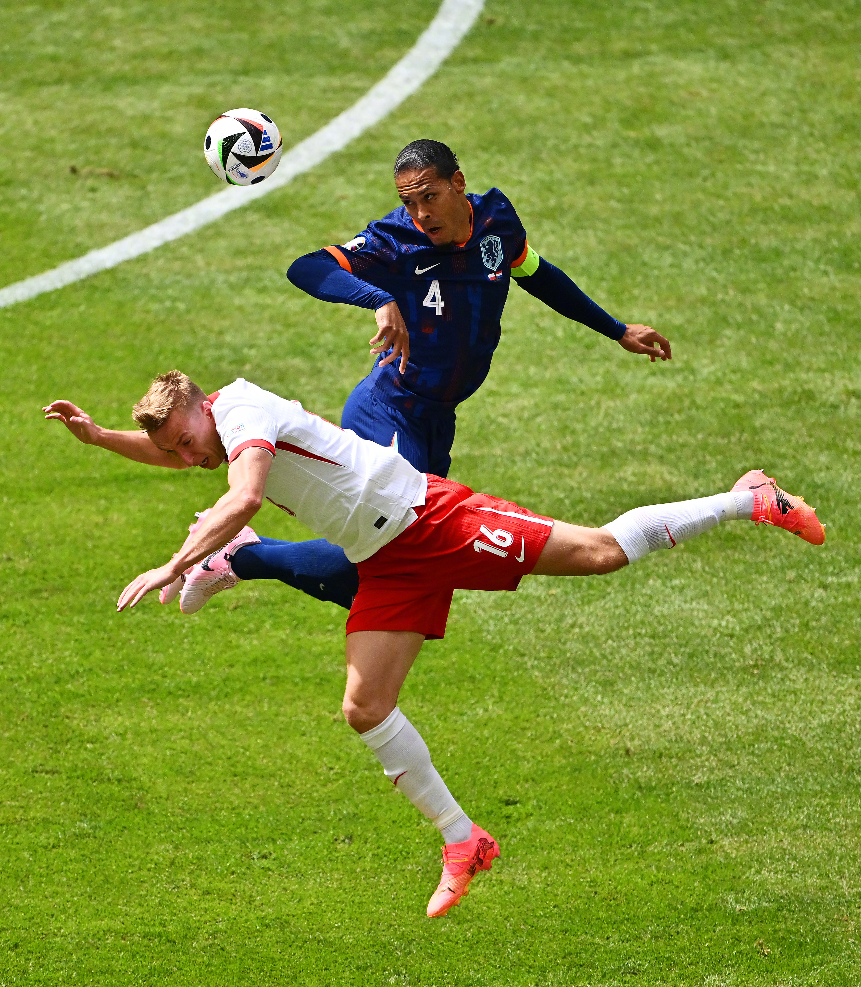 荷兰球队在欧冠比赛中展现出色表现 荷兰球队在欧冠比赛中展现出色表现