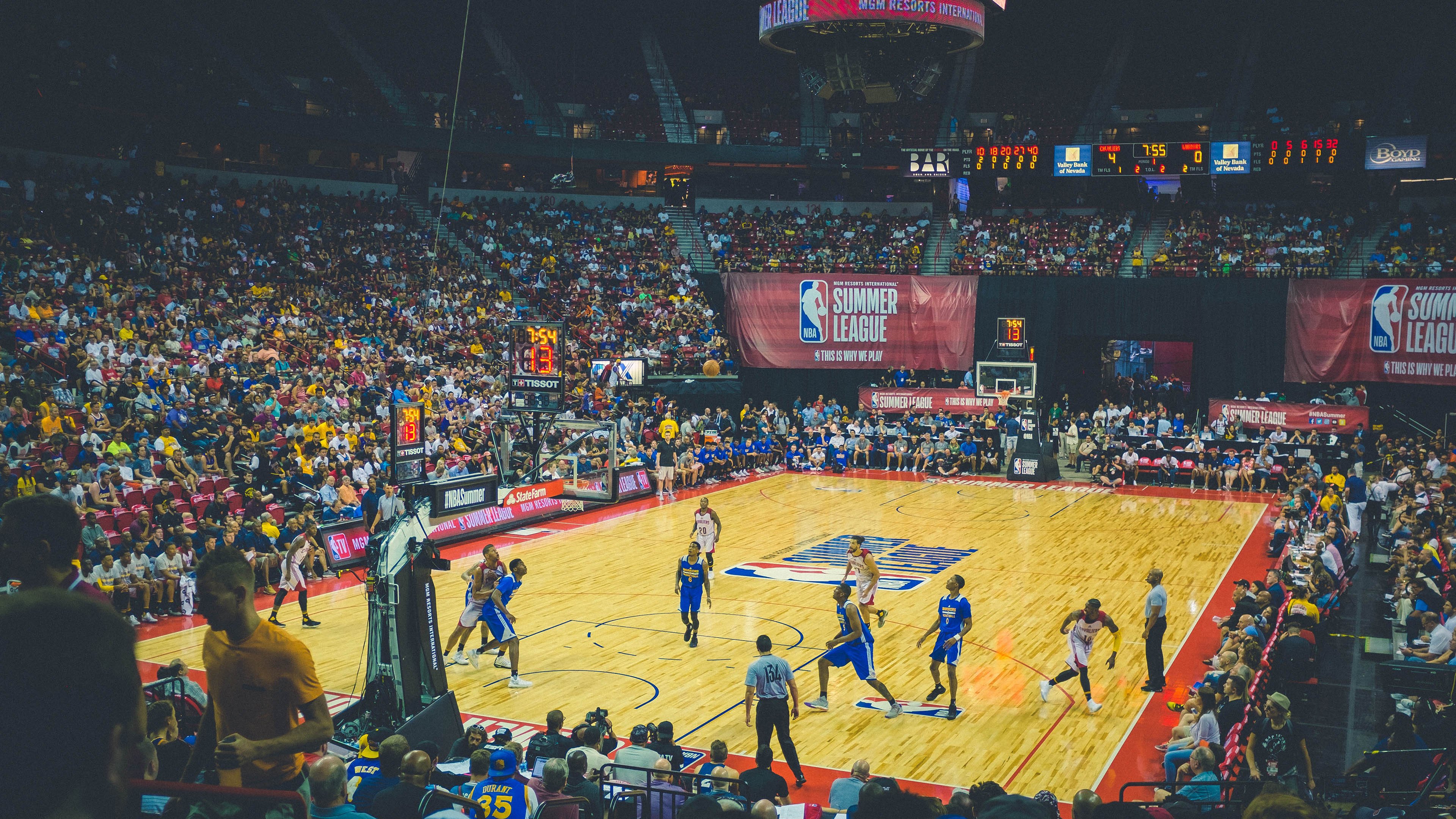 塞维利亚碾压曼城,萨拉赫带队取胜,双线战场的战术革命